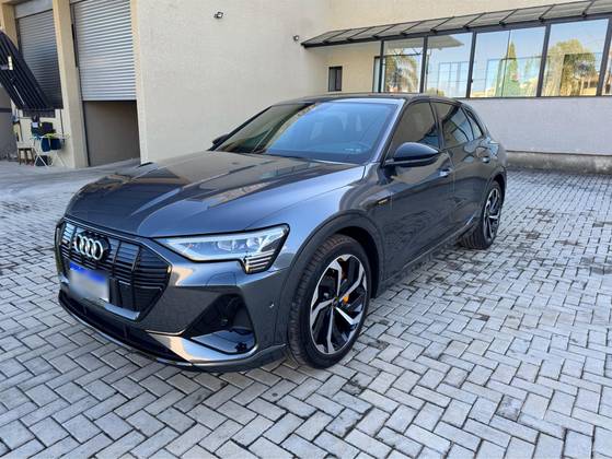 AUDI E-TRON ELÉTRICO PERFORMANCE BLACK QUATTRO